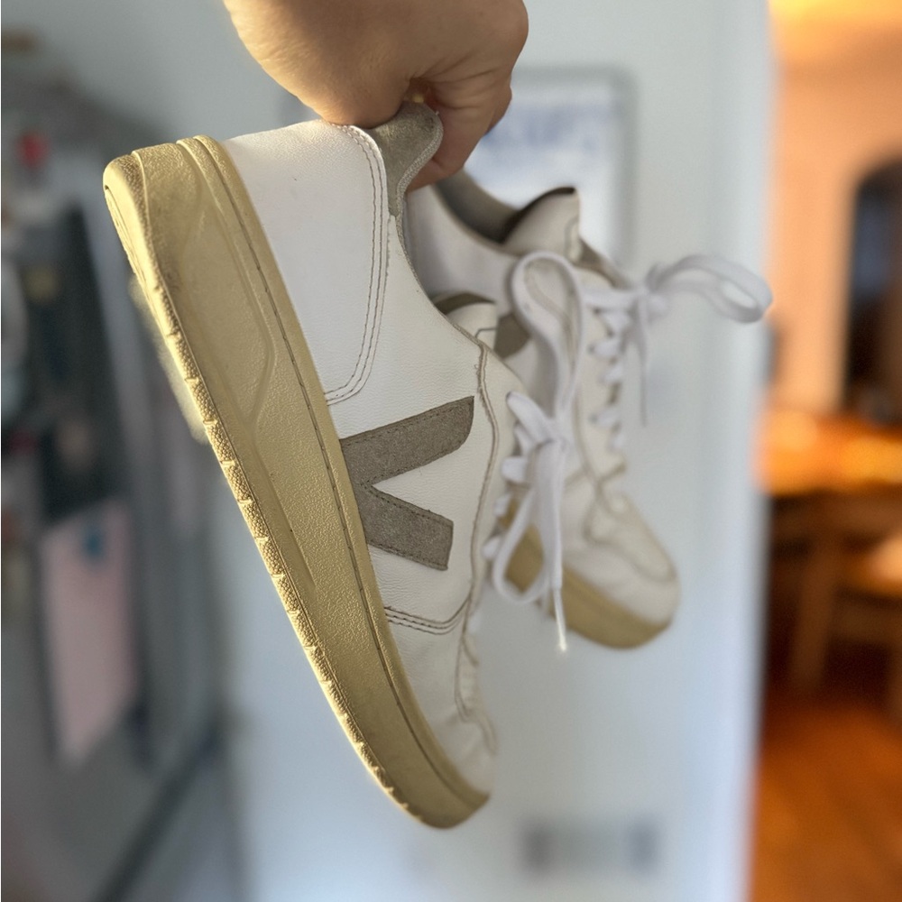 Vega V-10 Women’s Sneakers - Size 8